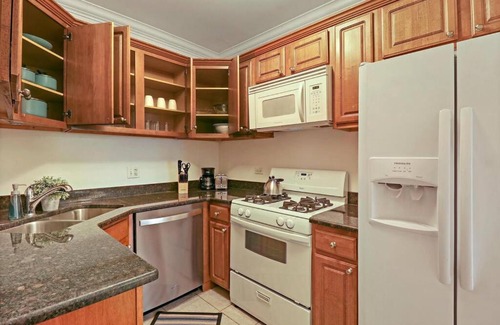 Old Irving Park Apartment | 2BR Alluring Apartment with Laundry - Cullom D3