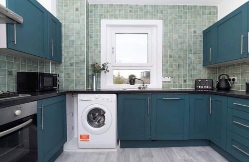 Dunfermline Apartment | 2BR Apartment-Free Parking