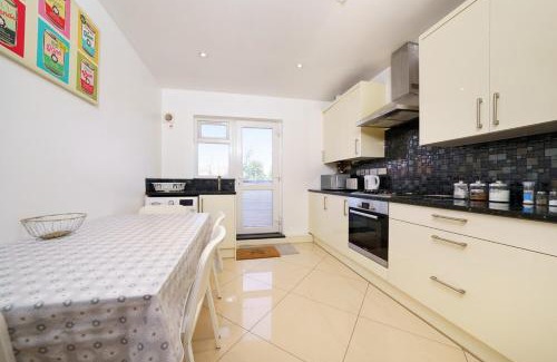 Harlington Apartment | 2BR Apartment near Heathrow Airport