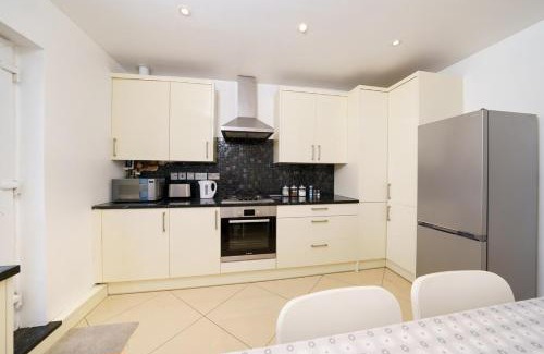Harlington Apartment | 2BR Apartment near Heathrow Airport