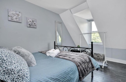 Centretown West Apartment | 2BR Apartment w Netflix & Rooftop Terrace access