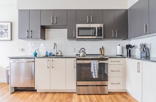 West Bellevue Apartment | 2BR | Balcony, Views, Gym | Bellevue | Sophari B