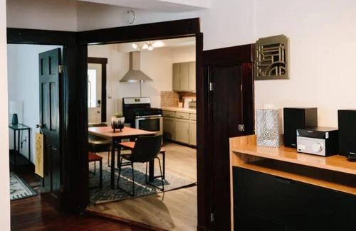 Urbana House | 2BR Bungalow DT Urbana w/ 1GB WiFi + Spacious Yard