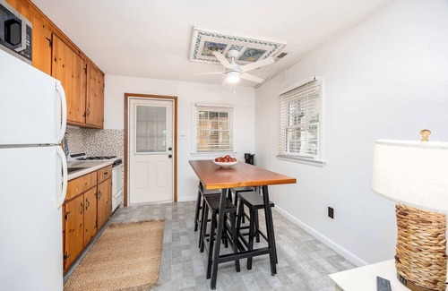 Caine Woods House | 2BR Bungalow -patio space-dog friendly- sleeps 4