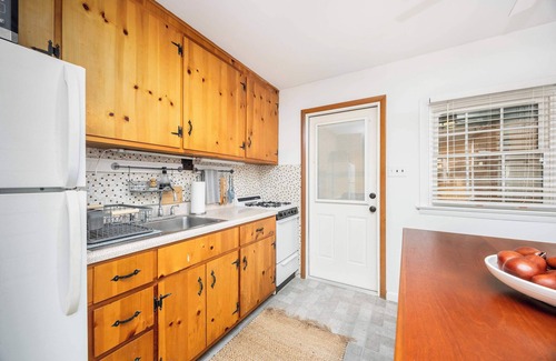 Caine Woods House | 2BR Bungalow -patio space-dog friendly- sleeps 4