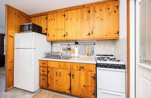 Caine Woods House | 2BR Bungalow -patio space-dog friendly- sleeps 4
