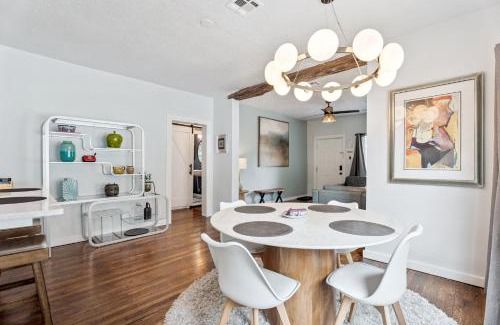 Miller House | 2br Bungalow Plaza & Uptown Private Yard #09