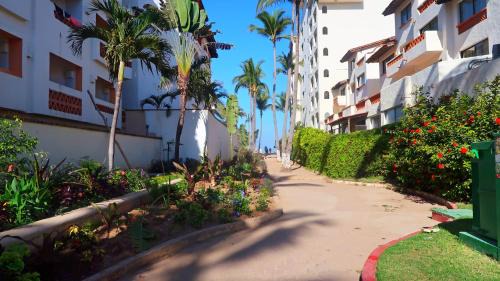 Las Glorias Apartment | 2BR condo in excellent location next to the beach