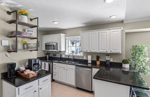 Branson West Condo | 2BR Condo ~ Near SDC ~ 2 Pools ~ Golf Onsite ~ FREE TICKETS INCLUDED! (SB 9-5)