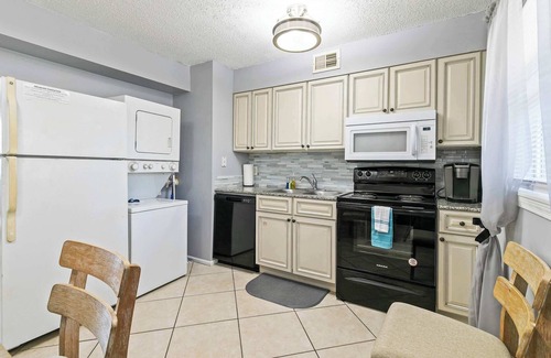 Gulf Shores Apartment | 2BR Condo w Pool, Beach Access and Walk to Hangout