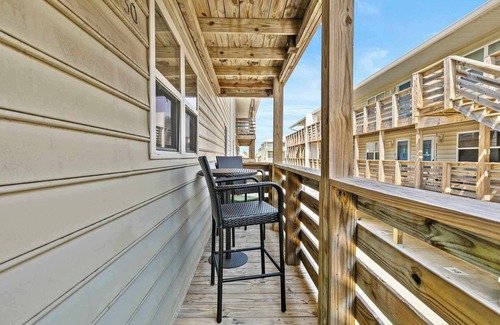 Gulf Shores Apartment | 2BR Condo w Pool, Beach Access and Walk to Hangout