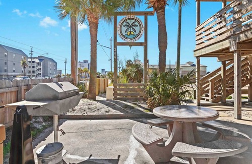 Gulf Shores Apartment | 2BR Condo w Pool, Beach Access and Walk to Hangout