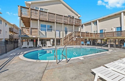 Gulf Shores Apartment | 2BR Condo w Pool, Beach Access and Walk to Hangout