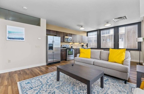 Downtown Pittsburgh Apartment | 2BR Downtown Apartment with Gym & Deck
