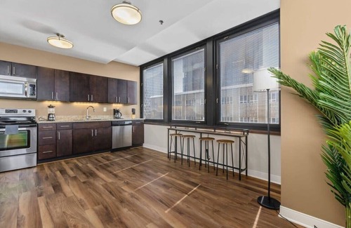Downtown Pittsburgh Apartment | 2BR Downtown Apartment with Gym & Deck