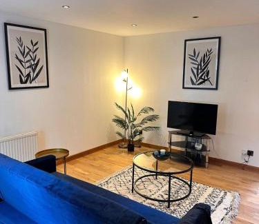 East End Apartment | 2BR Flat Free Parking Near Glasgow Green