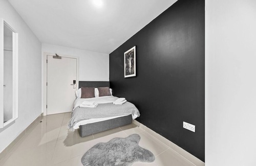 Crawley City Centre Apartment | 2BR Furnished l Parking l WiFi