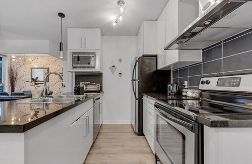 Crosstown Apartment | 2BR Gastown Downtown Vancouver close to everything