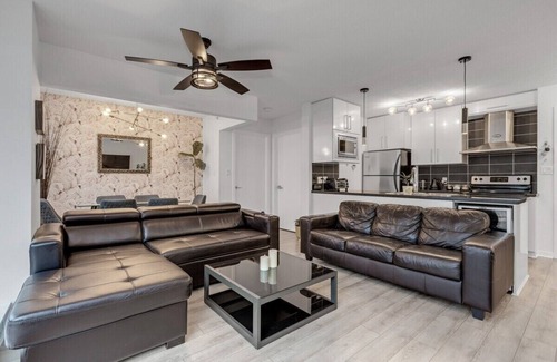 Crosstown Apartment | 2BR Gastown Downtown Vancouver close to everything