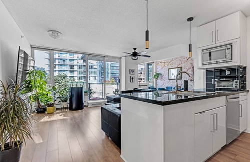 Crosstown Apartment | 2BR Gastown Downtown Vancouver close to everything