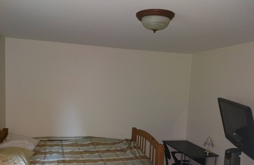 Salem House | 2BR Guest House on 36 acer Estate Indoor POOl/SPA
