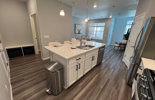 Westridge House | 2Br, Gym, Trails, Fast Wifi, 75" TV, Workspace