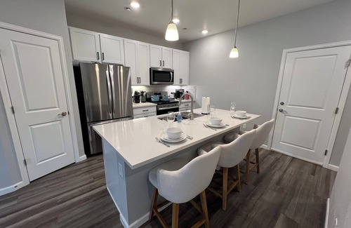 Westridge House | 2Br, Gym, Trails, Fast Wifi, 75" TV, Workspace