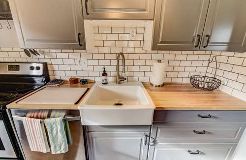 Colorado Springs Cottage | 2BR Hikers Dream Red Rocks Dog-friendly!