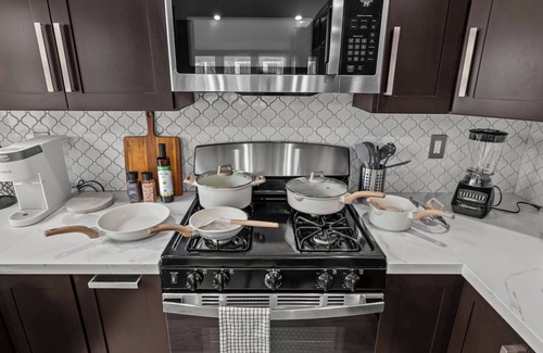 North Central House | 2BR Homey Cottage near Rosebowl - Free Parking