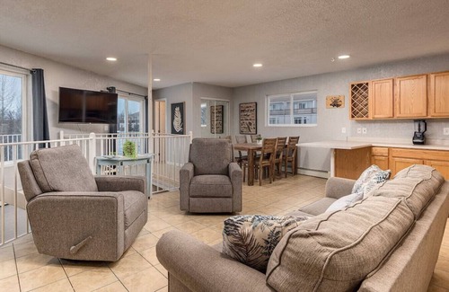 Wasilla House | 2BR Lakeside Bungalow Haven