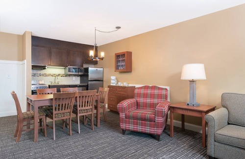 West Dover Condo | 2BR Loft With Views | Ski-In Access