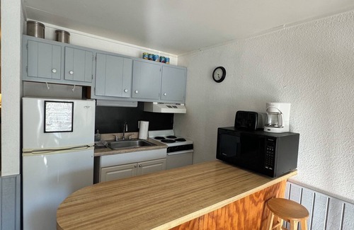 Hunter House | 2BR Mountain View Home with Pool & 3 mins to Ski Slopes