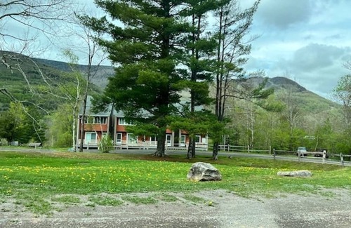 Hunter House | 2BR Mountain View Home with Pool & 3 mins to Ski Slopes