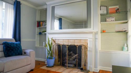 Near East Columbus House | 2BR near Airport Franklin Park and Downtown