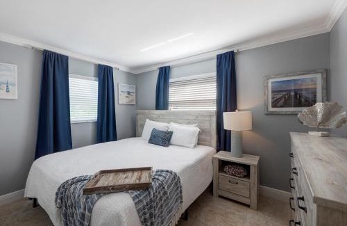 Singer Island Apartment | 2BR Near The Beach !Walk 2 Everything!