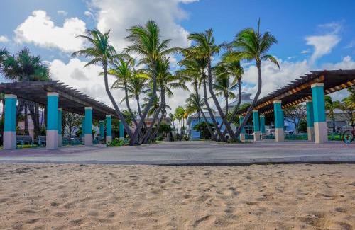 Singer Island Apartment | 2BR Near The Beach !Walk 2 Everything!