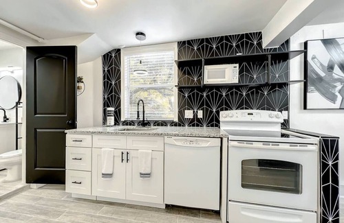 Wadeview Park House | 2BR Orlando Retreat Pets + Wi-Fi Near Disney