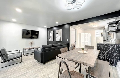 Wadeview Park House | 2BR Orlando Retreat Pets + Wi-Fi Near Disney