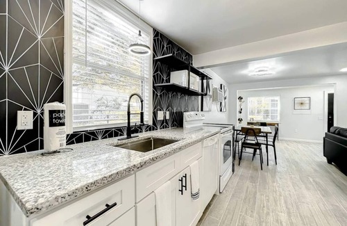 Wadeview Park House | 2BR Orlando Retreat Pets + Wi-Fi Near Disney