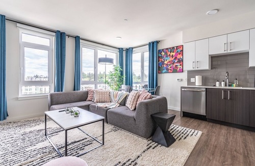 West Bellevue Apartment | 2BR Penthouse | Deck, Gym | Bellevue | Sophari B