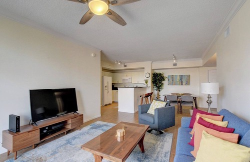 Downtown West Palm Beach Condo | 2BR Penthouse – Walk to Rosemary Square – Pool, Jacuzzi, Gym, Parking