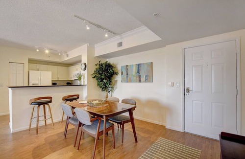Downtown West Palm Beach Condo | 2BR Penthouse – Walk to Rosemary Square – Pool, Jacuzzi, Gym, Parking