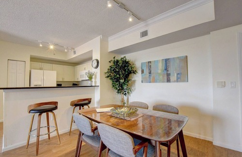 Downtown West Palm Beach Condo | 2BR Penthouse – Walk to Rosemary Square – Pool, Jacuzzi, Gym, Parking