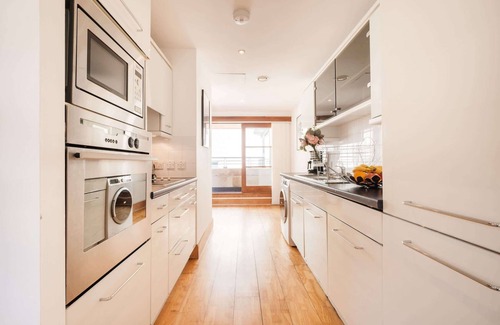 The City of London Apartment | 2BR Penthouse with Terrace in the Heart of Holborn
