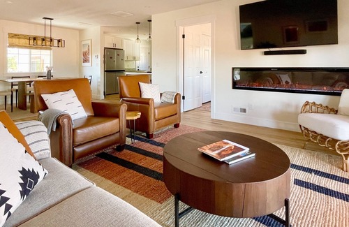 Kanab House | 2BR Retreat Near Zion Bryce Wave: Hot Tub + Views!