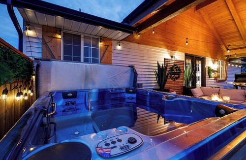 Kanab House | 2BR Retreat Near Zion Bryce Wave: Hot Tub + Views!