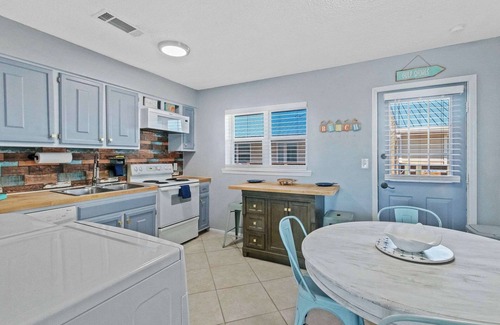 Gulf Shores Apartment | 2BR Retreat with Pool, Near Beach and The Hangout