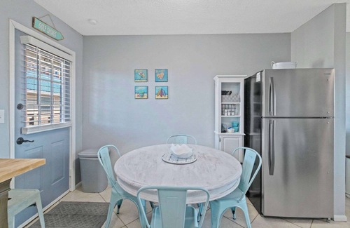 Gulf Shores Apartment | 2BR Retreat with Pool, Near Beach and The Hangout