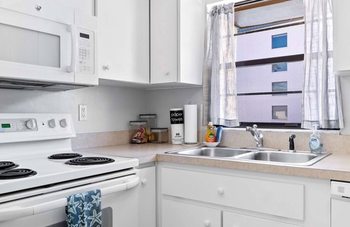 Avon By The Sea Condo | 2BR Sleeps 6 Pool BBQ Steps to Beach Pier Downtown