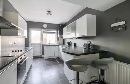 Sunbury on Thames Apartment | 2BR-Sleeps6-Parking-Garden-NearLondon